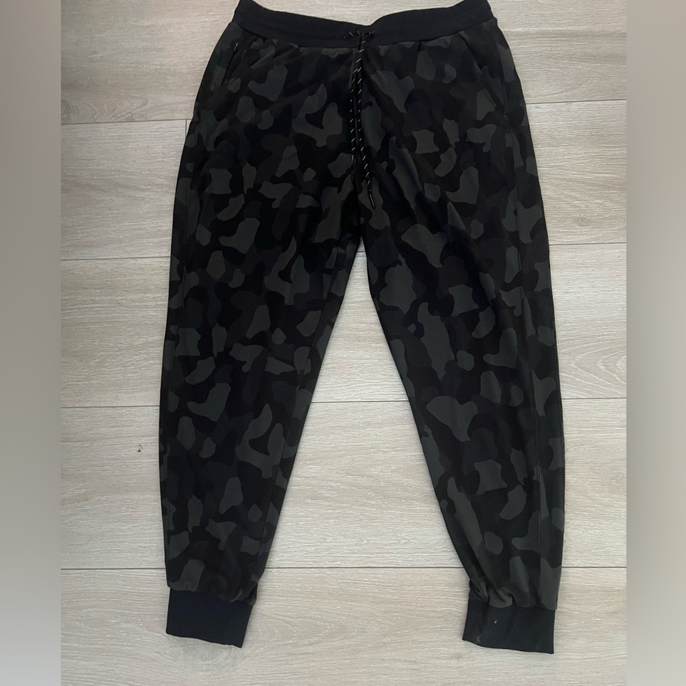Zella joggers in gray camo w hidden zipper pocket in size large